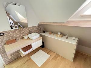 Limetz罗莉吉维尼酒店的一间带水槽和镜子的浴室