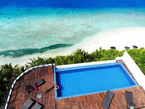 乌库拉斯Ranthari Hotel and Spa Ukulhas Maldives的毗邻海滩的游泳池