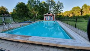 诺尔泰利耶Fritidshus Rostockvägen 40B - Guest House - Bring own bed sheets的一个带凉亭和房子的游泳池