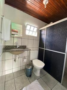 塞古罗港Pousada Tapuia的浴室配有卫生间、盥洗盆和淋浴。