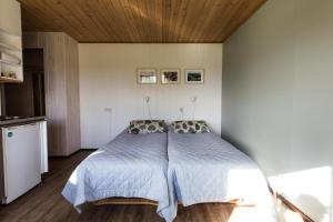 蓬卡哈尤纳兰拉蒂度假酒店的一间卧室设有一张木天花板床。