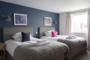 赛伦塞斯特The Stump的蓝色墙壁客房的两张床