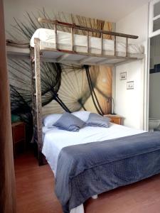 勒帕萨吉La terrasse Majorelle.的一间卧室配有两张双层床。