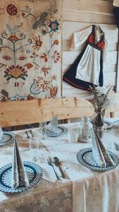 伊斯泰布纳Karczma Kubalonka的桌子上放有盘子和餐具