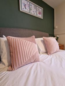 塔博雷The Foresters Arms的床上配有2个粉红色和白色枕头