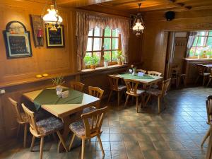 CursdorfGasthaus und Pension Koch的餐厅设有2张桌子和椅子以及窗户。