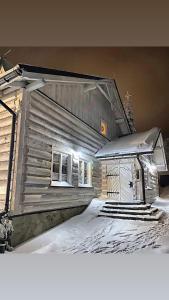 伊斯泰布纳Karczma Kubalonka的雪中房屋的模型