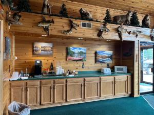 Boulder JunctionBoulder Bear Motor Lodge的小木屋内的厨房,墙上有动物物品