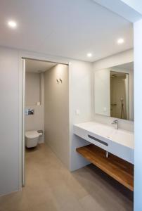 埃斯普霍斯Apartamentos Es Pujols - Emar Hotels的一间带水槽、卫生间和镜子的浴室