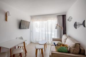 Apartamentos Es Pujols - Emar Hotels的休息区