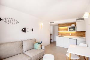 Apartamentos Es Pujols - Emar Hotels的休息区