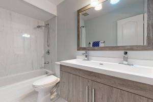 沃恩Cozy 3 bedroom townhouse near Canada's Wonderland!的一间带水槽、卫生间和镜子的浴室