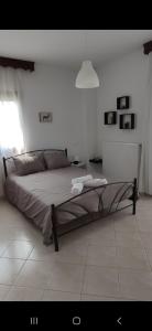 卡兰巴卡Panos Luxury Suites的一间白色客房内配有一张大床的卧室