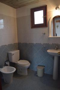 拉帕洛马Bungalows Costa Esmeralda的一间带卫生间和水槽的浴室