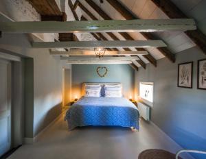兹沃勒Juffertje in het groen的卧室配有一张床铺,位于带横梁的房间内