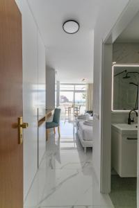 波多黎各Apartamento Tobago - Puerto Rico的一间带水槽的浴室和一张位于客房内的床