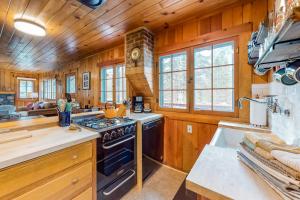 JosephKnotty Pine Cabin的厨房设有木墙和炉灶。