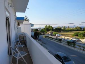 马斯蒂查里Kyriakos Apartment的阳台配有椅子,享有街道的景色
