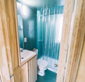 巴尔内阿利奥埃尔康多尔Loyca Eco-Tiny House的蓝色的浴室设有卫生间和水槽