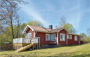 GräddöLovely Home In Grdd With Sauna的院子里有甲板的红色房子