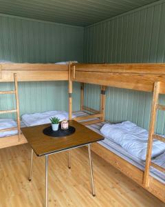 旺斯内斯索尔峰菲力屯旅馆的客房设有两张双层床和一张桌子。