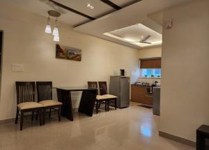 阿伯来Golden Bird Heritage的厨房以及带桌椅的用餐室。