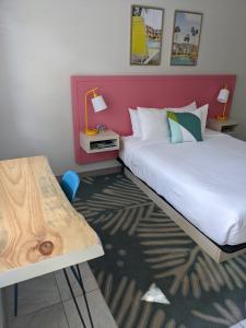 圣西蒙斯岛Queen's Court Inn的一间卧室配有两张床、一张桌子和一张桌子