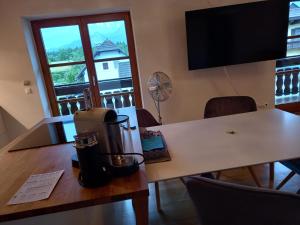 法克湖畔杜罗博拉赫HIDE-AWAY Corinna的一间带桌子和窗户的用餐室