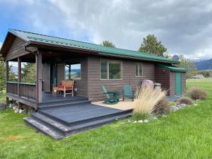 利文斯顿蒙大拿州利文斯顿派河小屋度假屋的小屋设有位于田野的木甲板