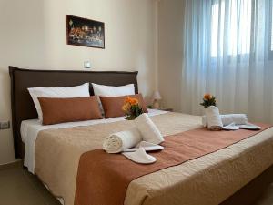 依克希亚Luxury Rhodian Panorama的一间卧室配有一张大床和毛巾