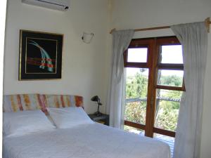 何塞伊格纳西奥海尔劳住宿加早餐旅馆的一间卧室设有一张床和一个大窗户