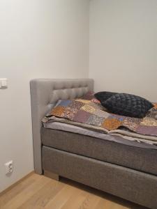 波里Moderni, viihtyisä pikkukaksio saunalla的一张床上的被子