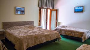 MirandaCasa Miranda的酒店客房设有两张床和窗户。