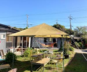 日南Guesthouse Nichinan - Vacation STAY 82913v的房屋前的帐篷,配有桌椅