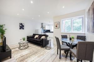 滨海绍森德Modern apartment -Perfect for Contractors & Families By Luxiety Stays Serviced Accommodation Southend on Sea的客厅配有桌子和沙发