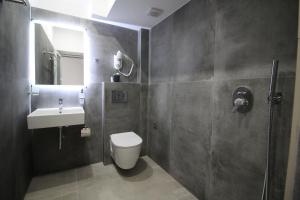 萨兰达Art De Jon Rooms的浴室配有卫生间、盥洗盆和淋浴。