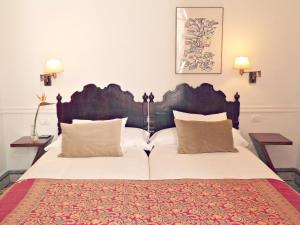 大加那利岛拉斯帕尔马斯卡萨德维古埃塔酒店的一间卧室配有一张大床和两个枕头