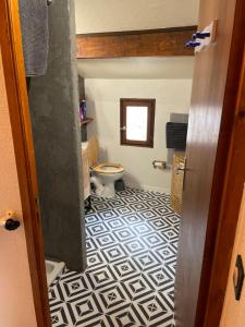 波泰皮莫朗Maison village proche Andorre et stations de ski的一间带卫生间的浴室,铺有瓷砖地板。