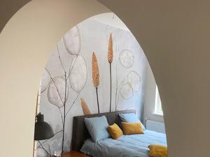 TynaarloKoetshuys van Villadelfia的一间卧室配有一张带鲜花墙壁的床
