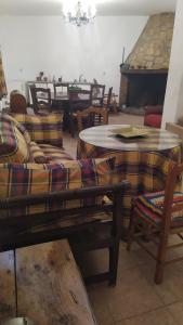 托雷斯El Santo的带沙发、桌子和桌椅的客房