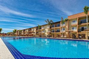 塞古罗港Apartamento Ondas Praia Resort的酒店前方的大型游泳池