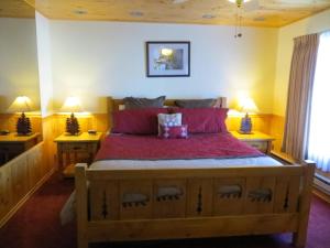 美洲村酒店客房内的一张或多张床位