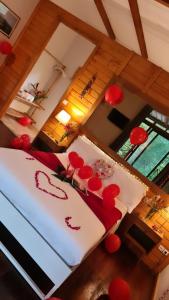 MadalenaEden Valley Ecolodge and Farming的一间卧室配有一张红色装饰的床。