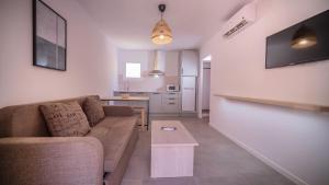 卡拉恩·布拉內斯Sant Joan Apartaments - Adults Only的客厅配有沙发和桌子