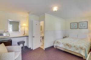 法尔茅斯法尔茅斯高地汽车旅馆的一间卧室配有床和水槽,厨房