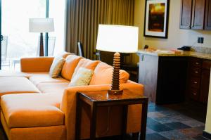 圣乔治红山度假村 的客厅配有沙发和台灯