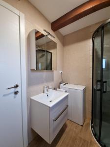 波弗加纳Holiday house Adriana的浴室设有白色水槽和镜子