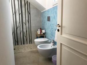波贾尔多La Limesa的浴室配有白色卫生间和盥洗盆。