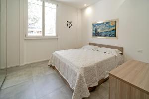 巴勒莫AL BAYDA的白色的卧室设有床和窗户