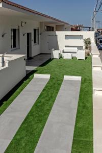 巴勒莫AL BAYDA的房屋内带草和白色家具的庭院